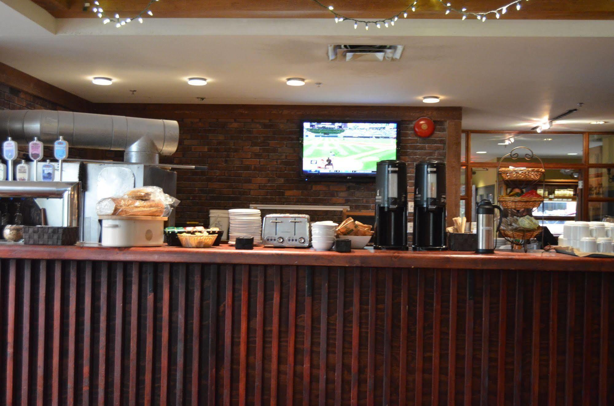Howe Sound Inn & Brewing Company Squamish Dış mekan fotoğraf